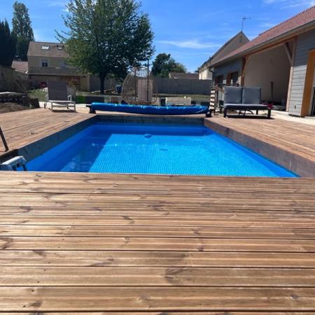 Construction d'une terrasse en bois pour piscine par l'entreprise ML OSSATURE située à Quincy-voisins 77860 