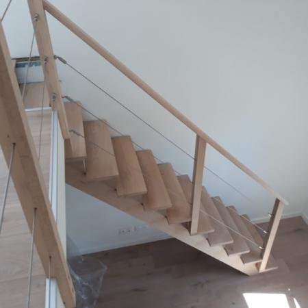Réalisation d'un escalier en frêne par l'entreprise ML OSSATURE située à Quincy-Voisins (Île-de-France)